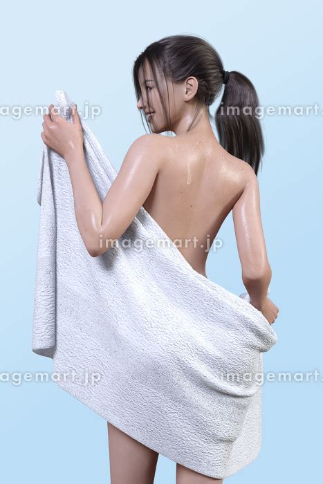 水色の背景にお風呂上がりの黒髪の女の子がバスタオルで身体を拭きながら笑顔で振り返っているのイラスト素材 121883762 イメージマート