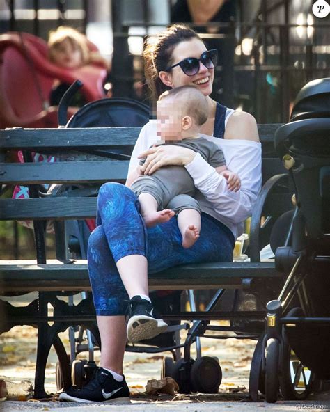Anne Hathaway Et Son Fils Jonathan Dans Un Parc De Brooklyn à New York