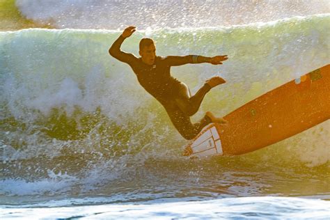 Hombre Saltando De Tabla De Surf En Ola De Mar · Fotos De Stock Gratuitas