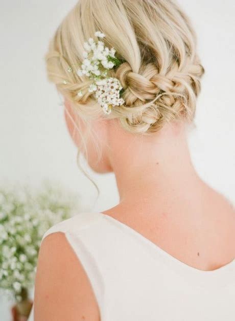 If you've got short hair and a wedding coming up, bookmark this page. Cute wedding hairstyles for short hair