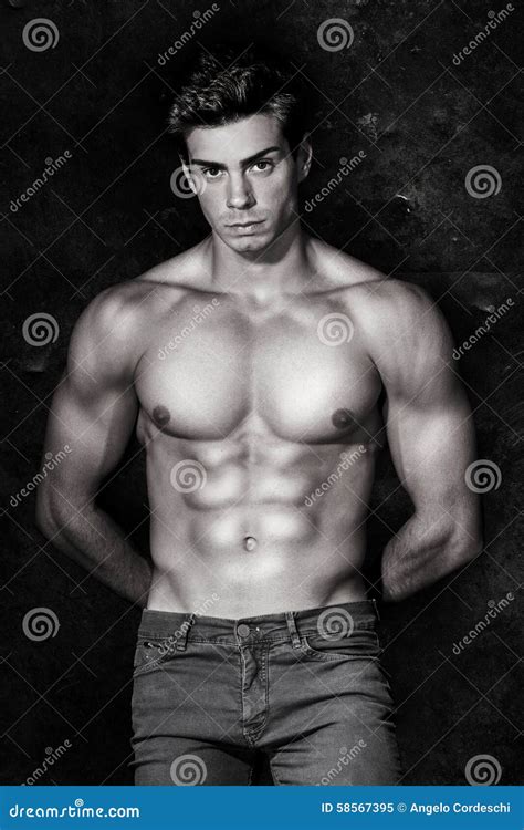 Hombre Muscular Modelo Italiano Retrato Desnudo Rebecca Imagen De Archivo Imagen De