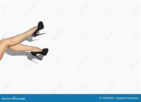 Sexy Frauenbeine Mit Schwarzen Schuhen Auf Weiß Stockfoto Bild Von Attraktiv Frau 123858356