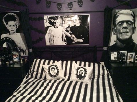 The Perfect Bedroom For Mr And Mrs Frankenstein Credit To Piercedoff Horror Decor Home Decor