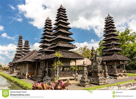 There are a lot of temples to visit in bali and you can spend a whole day exploring and visiting these ancient temples including uluwatu temple, ulun danu beratan temple. Pura Taman Ayun Temple I Bali, Indonesien Arkivfoto - Bild ...
