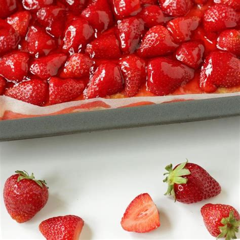 Der kuchen muss bis zur weiterverarbeitung komplett auskühlen. Erdbeerkuchen ist in Handumdrehen fertig und noch ...