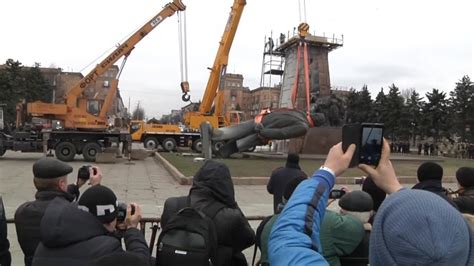 Ukraine Takes Down Largest Remaining Lenin Statue