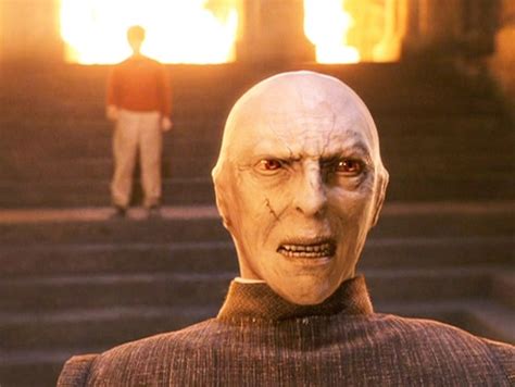 Büyücülük dünyasının gelmiş geçmiş en etkili ve en kötü karakterlerinden olan lord voldemort, üstün kara büyü yetenekleri ile tanınmaktadır. How does the actor look like who plays Voldemort in Harry ...