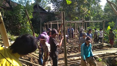 Tradisi Gotong Royong Buat Rumah Masyarakat Desa Batu Ampar Desa Batu