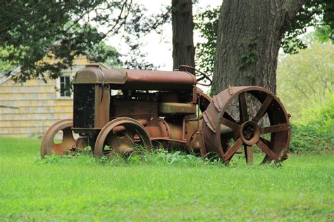 Rusty Old Fordson Vintage Tractors Old Tractor Old Farm Equipment