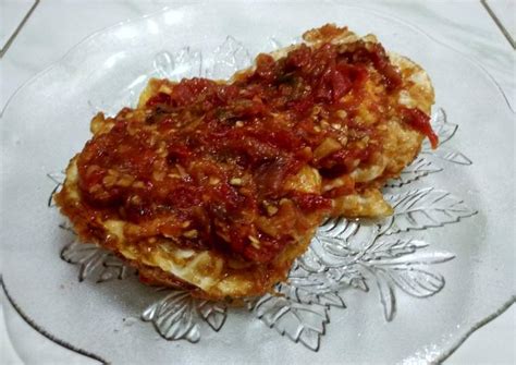 Varian ayam geprek yang renyah dan crispy dengan kombinasi sambal bawang yang pedas. Resep Telor Sambal Geprek oleh Tannia Wibowo - Cookpad