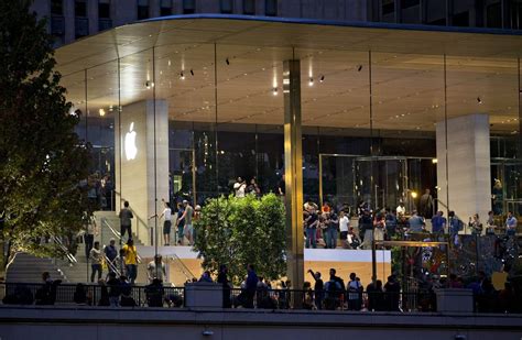 ‘Ambitious’ Apple Store Put Up For Sale by Chicago Landlord - WSJ