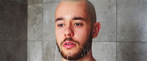 Suelo hablar de lo que entiendo, de lo que no, cierro la boca y aprendo. TheGrefg calvo: dinero recaudado subastando su pelo ...