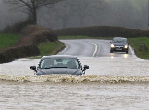 What Drivers Should Do When Driving Through Swollen Waters
