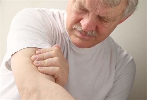 This condition cause loss of muscle mass and strength, which affects balance, and overall ability to perform tasks of daily living. O impacto da sarcopenia no envelhecimento e do ...
