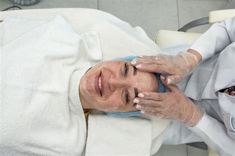 Premium Photo Dermatologist Performs A Facial Rejuvenation Procedure With A Cream In A Spa Center