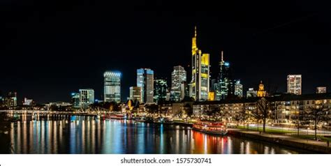 Frankfurt Skyline Night Colorful Reflections Main 스톡 사진 1575730741