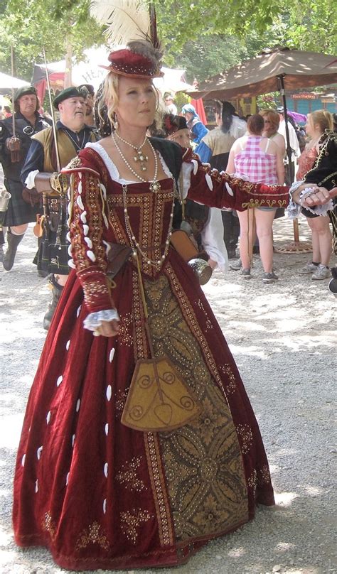 Tudor Costume Shown At Scarborough Renaissance Festival Mode Renaissance Renaissance Fair