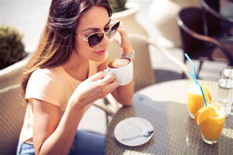 Moda Adna Kobieta Pije Cappuccino Kawa W Kawiarni Outdoors Zdjęcie Stock Obraz Złożonej Z