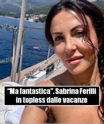 Ma Fantastica Sabrina Ferilli Il Topless Dalle Vacanze Al Mare Accende Giustamente L