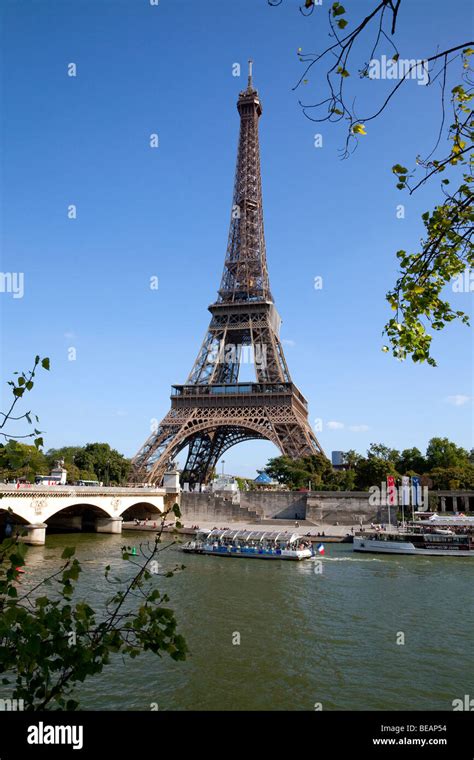Seine River Eiffel Tower Hi Res Stock Photography And Images Alamy