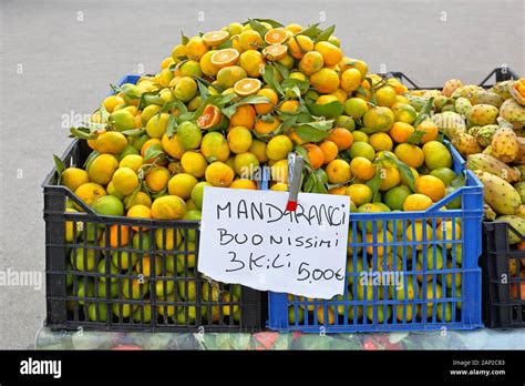 Mandarin Oranges In Crates At Farmers Market Stock Photo Alamy