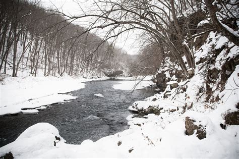 9 Spots In Illinois That Will Drop Your Frozen Jaw This Winter Hiking