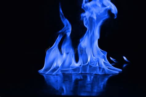 Blaue Flammen Des Feuers Als Abstraktes Backgorund Stockbild Bild Von