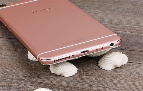 Warna rose gold mungkin merupakan warna yang cukup populer saat ini mulai dari perhiasan, jam tangan, hingga sekarang warna rose gold sudah mulai diterapkan di smartphone. Kenapa Warna Rose Gold Kini Menjadi Pilihan ? - Amanz