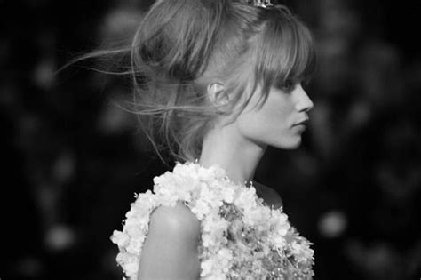 Abbey Lee Kershaw Flowers Bangs White Florals アビーリーカーショウ ヘアスタイル