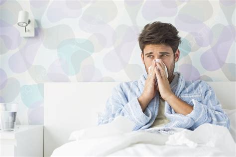 집에서 침대에 앉아 있는 동안 코를 풀고 있는 아픈 남자 사진 배경 및 무료 다운로드를위한 그림 Pngtree
