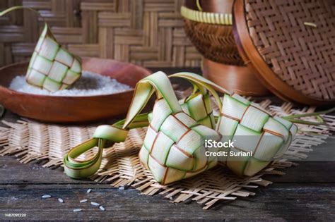 Ketupat Adalah Makanan Tradisional Yang Populer Di Indonesia Dan