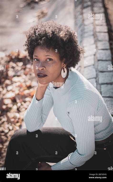 Chica Afro Negra Fotografías E Imágenes De Alta Resolución Alamy