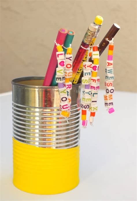 Make these shooting star pencils for classmates, party guests. Cute and Easy Personalized Pencil Toppers - diycandy.com