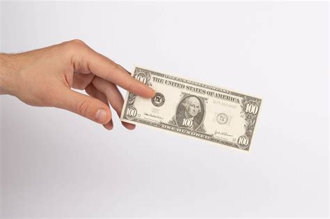 Hand Holding 100 Us Dollar Banknote Creative Commons Bilder