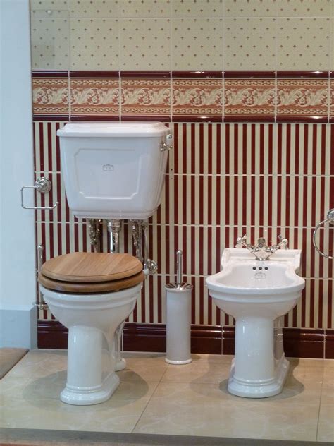 Es spiegelt ein unvergleichliches erbe der einzigartigen und unersetzlichen designs wieder.es gibt den stil, eleganz und handwerkliche fähigkeiten des viktorianischen zeitalters echo wieder. Diese beiden gehören einfach zusammen... WC und Bidet ...