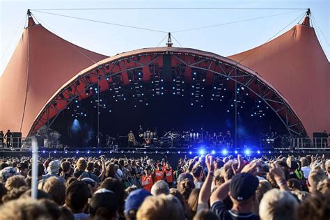 Roskilde festival consistently has very popular and talented musicians headlining shows at multiple music stages. Roskilde Festival er klar med de første 32 navne til 2021 ...