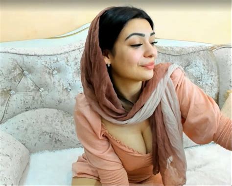 Busty Arab Girl Demonstrates Her Unshaved Slit HD Porn Videos Sex