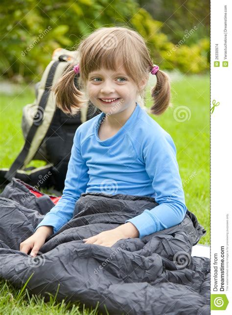Meisje Dat In Een Sleaping Zak Rust Stock Foto Image Of Kinderjaren