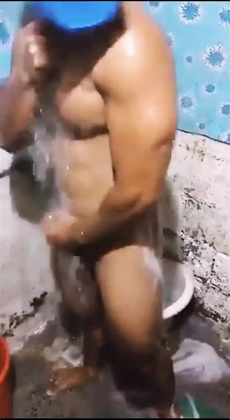 chico se masturba polla en cuarto de baño xhamster