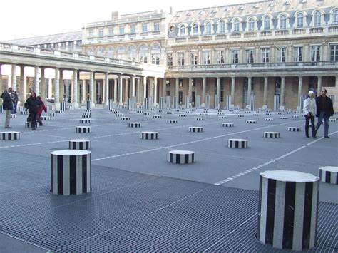DANIEL BUREN, Les colonnes de Buren,1986, palais Royal,Paris