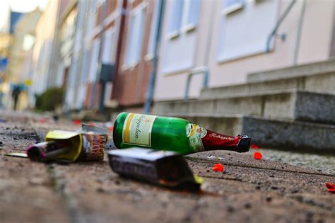 Je nach woh­nort kann es jedoch leichte ab­wei­chungen ge­ben, da städte und ge­mein­den selbst über die genauen zei­ten ent­scheiden. Silvester steht vor der Tür - es darf (mit Verstand ...