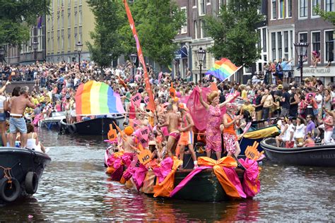 amsterdam pride celebrates with 80 boats on the city s canals dutchnews nl