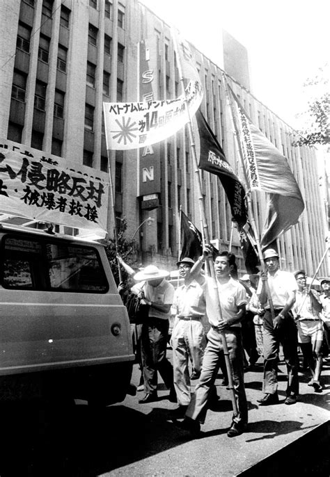 1968 Shinjuku Riot Dramatic Photos Show What Tokyos Violent Rebellion