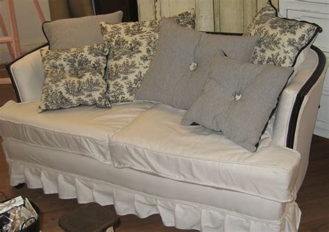 Sofas and bench seats, in particular, have very particular styles, making them known worldwide by lovers of vintage furniture. Gracefully Vintage: A Vintage Sofa, with New Style!