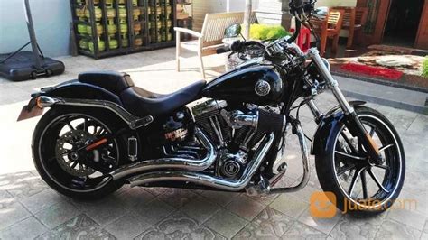 The breakout is a muscular modern chopper with pure 'stop you in your tracks' attitude. Harley Breakout 2013 ABS Low KM Istimewa | Semarang | Jualo
