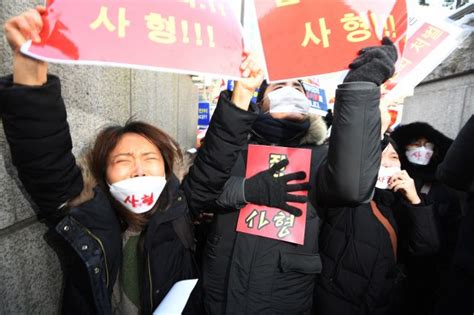 학대받아 숨진 생후 16개월 입양아 '정인이' 양부모의 1심 선고 공판이 열린 14일 오후 서울 양천구. '정인이 사건' 호송차량 들어가자 분노하는 시민들