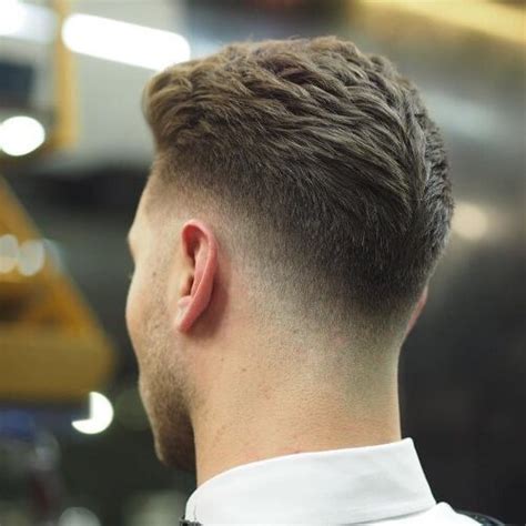 Para ello los hombres pueden optar entre un corte de pelo corto o uno más alto, como por ejemplo corte alto texturizado con flequillos hacia arriba o un degrade bastante marcado con copete alto peinado hacia atrás. Pin en cortes de cabello