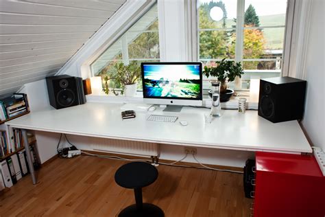 Man Made Desk 4k Ultra Hd Wallpaper