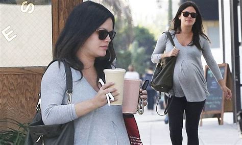 Pregnant Rachel Bilson Shows Off Her Bump In Flowy Top Daily Mail Online