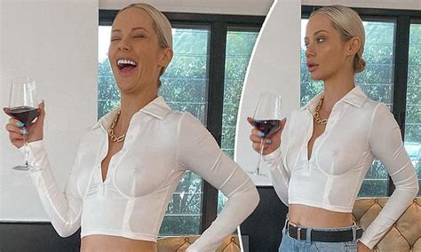 Married At First Sight Star Jessika Power Suffers Very Awkward Wardrobe Malfunction Daily Mail